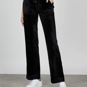 Juicy Couture Byxor - Säljer ett par fina juicy couture byxor eftersom jag inte längre använder dem ❤️ Som nya, storlek XS. Nypris ca1600kr i Norge. PS: Jag är norsk och förstår svenska, men kommer svara på norska eller engelska. 