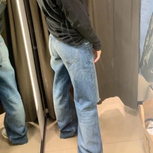 Zara jeans - Storlek 36, passar mig som är 34! De är långa och jag har vikt upp dem! Lågmidjade bagge, lite Oversized fit