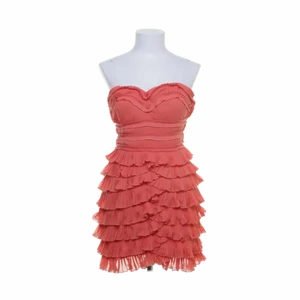Klänning h&m - Superfin sommarklänning från h&m i Stl 34 (passar även S) säljes då den är för liten för mig i Stl M. I mycket gott skick.