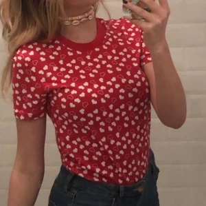 Hjärta tröja - Säljer en tröja med hjärtan köpt på afound för länge sedan. Sjukt söt men rensar ut den från min garderob för någon annan som är intresserad❤️