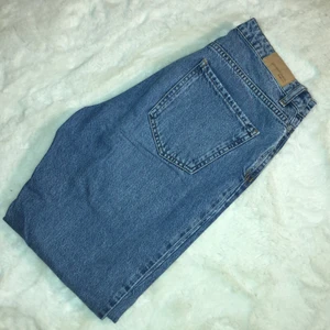 Jeans - Riktigt fina girlfriend jeans💙. Lite mörkblåa i färgen. Knappt använda då dom tyvärr är för stora för mig.