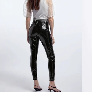 Lackbyxor i fint skick - Mycket fina lackbyxor från Gina tricot använd nå fåtal gånger  säljer pågrund av att jag har växt ur dom och för att dom aldrig kom till andväning hos mig.ordinarie pris 349,mitt pris 200 inklusive frakt.