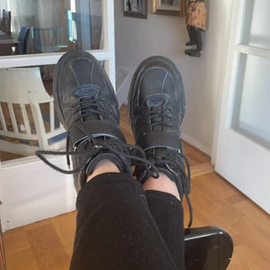 Platåskor från skolhuset storlek 38 - Inte så mycket användning av dom här skorna längre då jag inte är så nöjd med dom och en liten detalj är att skosnörena är trasiga men bara att byta ut och original pris 399kr