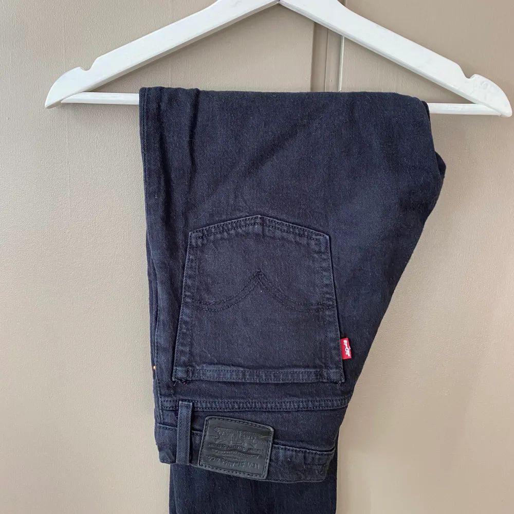 Levis jeans i modellen levi's wedgie straight jeans - black. Med knappar istället för dragkedja. Strlek W27 L30. Använd ett par fåtal gånger. Säljer då de blivit lite för små. Inköpta från Carlings för 1099kr🏋🏼😋 går lite över fotknölarna på mig som är 167. Jeans & Byxor.