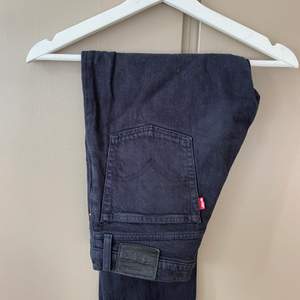 Levis jeans i modellen levi's wedgie straight jeans - black. Med knappar istället för dragkedja. Strlek W27 L30. Använd ett par fåtal gånger. Säljer då de blivit lite för små. Inköpta från Carlings för 1099kr🏋🏼😋 går lite över fotknölarna på mig som är 167