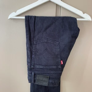 Levi’s jeans  - Levis jeans i modellen levi's wedgie straight jeans - black. Med knappar istället för dragkedja. Strlek W27 L30. Använd ett par fåtal gånger. Säljer då de blivit lite för små. Inköpta från Carlings för 1099kr🏋🏼😋 går lite över fotknölarna på mig som är 167