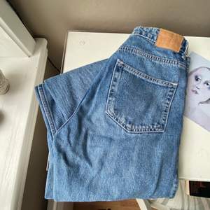 Rowe Extra High jeans sky blue. Ett par weekday jeans i storlek 25/30. Säljes då de blivit för små. Älskar modellen och jeansen. Har andra par jag använt hur mycket som helst utan att de syns. Inköpta för 500kr. 🍂🍁 skicka privat för mer information 