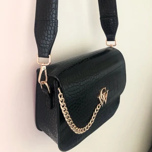 Svart väska - Jätte söt väska som jag köpte för 2-3 år sedan men är så gott som ny! Säljer väskan då den inte kommer till användning! Ny pris: 350kr men säljer för 169 + frakt💞