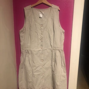 vit manchesterklänning  - Simpel men snygg klänning i manchestertyg, köpt second hand. Knappen längst ner saknas (se bild 2) men är annars i fint skick.