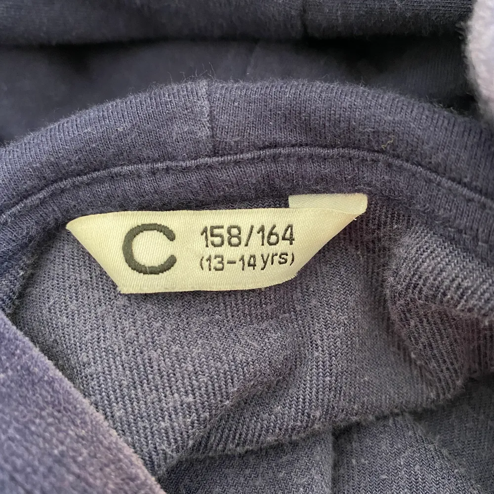 En marinblått mjukissätt från Cubus, inte använt så mycket. Byxorna är i 146-152 och koftan 158-164. Säljer för är för litet. Jeans & Byxor.