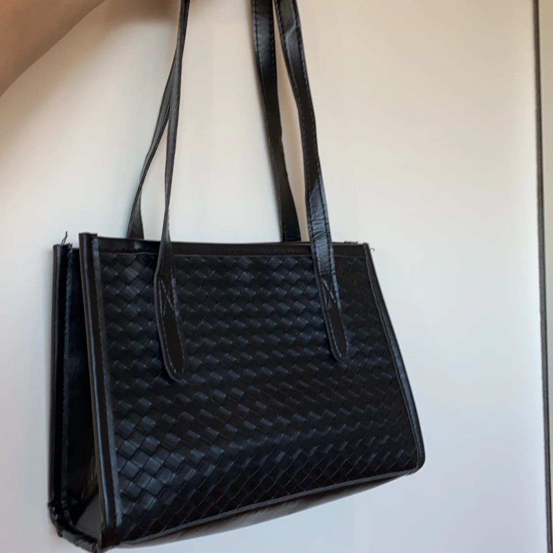 Axelväska med flätad struktur