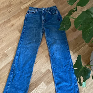 Jeans - Säljer dessa helt oanvända jeans från pull and bear, då de inte passar mig. Väldigt skönt material och jättefin färg.          Kan mötas upp i Göteborg, annars står köparen för frakten 🥰