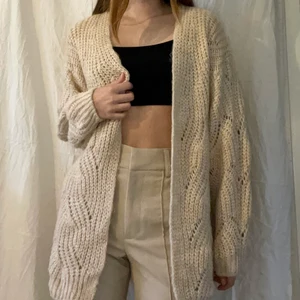 Stickad kofta - Mega mysig stor beige stickad kofta från Only. Använd endast vid 2 tillfälle. Sitter oversized på mig som i vanliga fall är xs. 