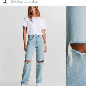 Säljer mina väldigt fina Gina tricot jeans, dem är tyvärr för stora för mig och det ser bara dumt ut om ja tar på mig dem och därför tog jag bilderna från deras hemsida. Använda runt 7/10 gånger så inga stora fel, skicket är 8/10 iallfall och älskar dem bara att dem är för stora för mig som sagt. Jag är 173 och dem sitter bra i längden en aning korta men det är sånn modell så inget som ser kosntigt ut. KÖPAREN STÅR FÖR FRAKTEN☺️🤍 Fler bilder finns privat❤️