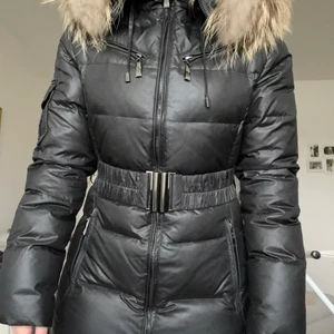 Hollies jacka - En lite längre modell av Hollies jackan🦋 använd några fåtal gånger så i nyskick! Väldigt varm jacka till vintern! 