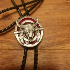 Oanvänt läckert vintage halsband från USA - Snyggt vintage samlar halsband från USA,med ställbar läder remm.