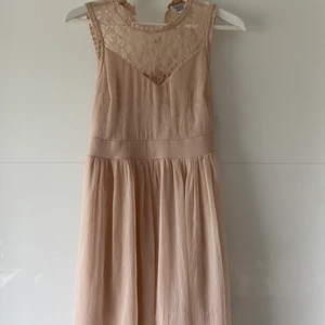 Klänning  - Säljer denna supersöta ljusrosa klänning med spets upptill. Använd 1 gång! Storlek S. Köparen står för frakt 💞
