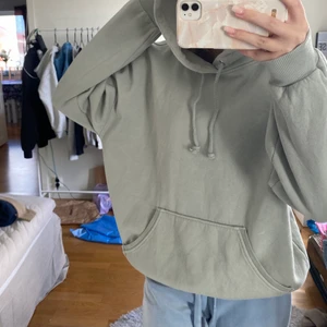 Grön hoodie - Bikbok hoodie i en jättefin grön färg💚 Knappt använd alls och jättefint skick! Nypris: 299kr