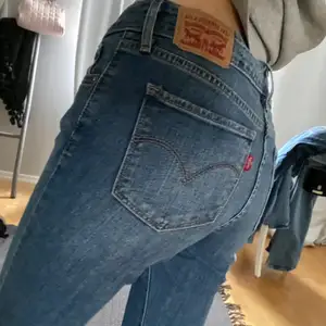 Jeans från levis i modell 711, storlek 25. Bud från 150💖