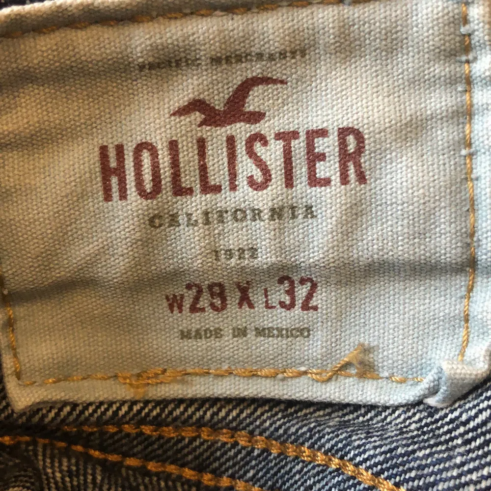 Jättefina lågmidjade jeans ifrån Hollister. Kommer ej till användning därför säljer jag dem! Säljer för 100+frakt! Passar mig som har storlek S! Skriv privat om du är intresserad eller har fler frågor💕. Jeans & Byxor.