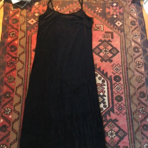 Svart sammets klänning  - En lång svart sammets klänning det bara skriker 90-tal runt, något Kat i 10 things I hate about you hade kunnat ha! I fint skick! Köparen står för frakten <33