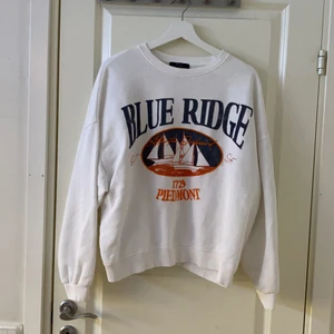 Hoodie💓💓💓 - En vit hoodie från Bershka med blå och orange text på. Fin nu till vintern. Storlek M, men de är väldigt oversized. Köparen står för frakten💓💓💓