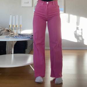 Ett par jättesnygga rosa jeans ifrån Zara, har både klippt av de där nere och sytt in de i midjan så ifall ni är intresserade så får ni anse själva om ni skulle passa de eller inte!! Är 161cm och de går perfekt över skorna för mig.💕 storlek 38 men de skulle passa en S bättre!