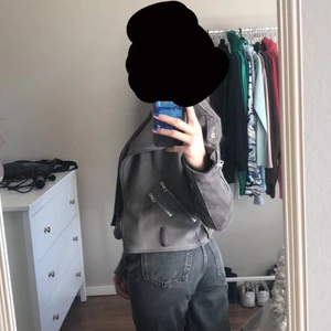 Jacka - En skittt snygg grå kort jacka, som knappt är använd och är i bra skick!🤍🤍 köpte för ca 1300kr men då bandet är borta, så kommer komma med ett bra pris!