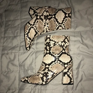 Gina Tricot Boots - Snygga oanvända boots. Säljer då jag beställde fel storlek. Peeerfekta till fest eller nu till halloween!🎃 