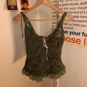 Grönt linne - Grönt linne köpt från humana, banden i innertyget är sönder, men enkla at sy tillbaka :)