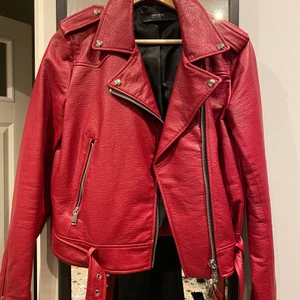 Röd bikerjacka stl L.  - Röd bikerjacka, stl L. Aldrig använd. Från Zara. Kan hämtas på Ekerö. 