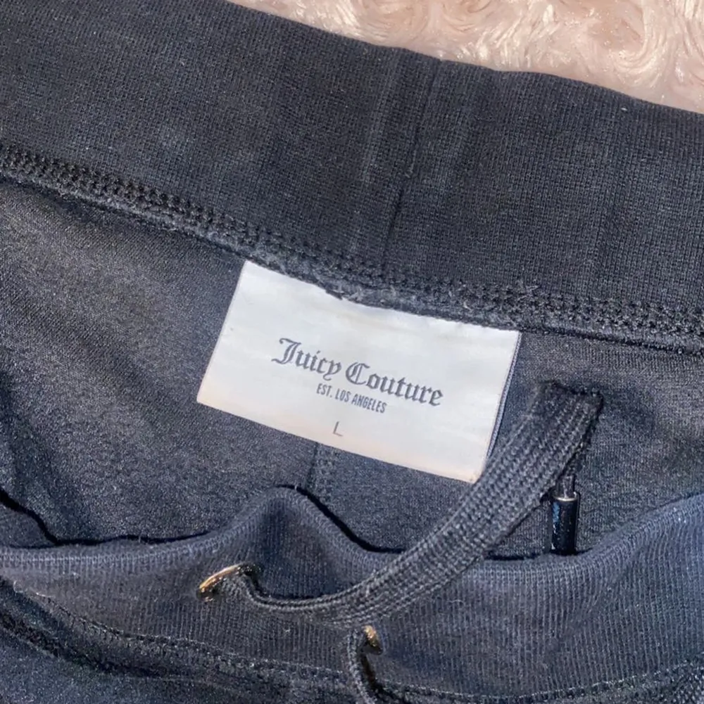 Juicy byxor storlek L dom är som nya . Jeans & Byxor.