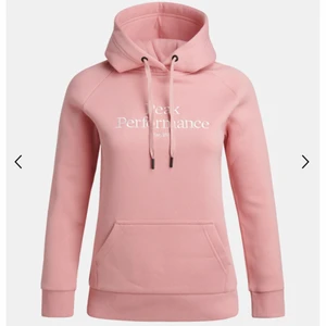 Peak performance hoodie  - Säljer min rosa peak performance hoodie. Säljer den då den inte kommer till användning längre. Den är väldigt varsamt använd då den är väldigt dyr, så den är i fint skick. Inga fläckar eller skavanker. På bilden ser den väldigt mörk ut men det är exakt samma som på första bilden💓 Skriv för frågor eller bättre bilder. Storlek 38/M                    450kr plus frakt