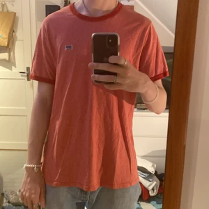 Levi’s T-Shirt - En t-shirt jag fick av min kompis som jag aldrig använt. Materialet är skönt och den ser väldigt bra ut. Trots att det står XL så jag skulle säga att den är en L så om man är M kommer den sitta väldigt snyggt