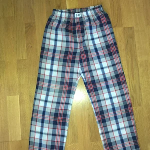 Rutiga Pyjamasbyxor  - Säljer mina favorit pyjamasbyxor från GAP. Hela och rena. Dom är extremt sköna! Klassiska färger och mönster! Möts gärna upp i Malmö annars står köparen för frakten