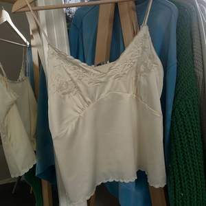 Finaste linnet i ”silke” från Zara! Använt fåtal gånger sågott som ny