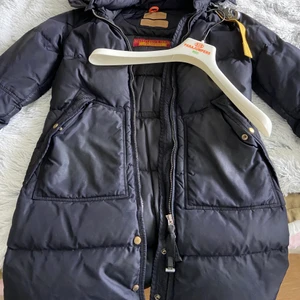 Parajumper Longbear BILLIGT - Parajumpers longbear i strl xs, mörkblå. Äkta köpt på johnells 2-3 år sedan. Bra skick. Hämtas i Södertälje c eller fraktas. Köparen står för fraktkostnaden. PRIS KAN DISKUTERAS VID SNABB AFFÄR! Minst 2000kr!
