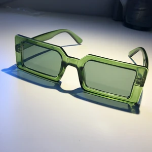 Gröna solglasögon  - Gröna genomskinliga solglasögon