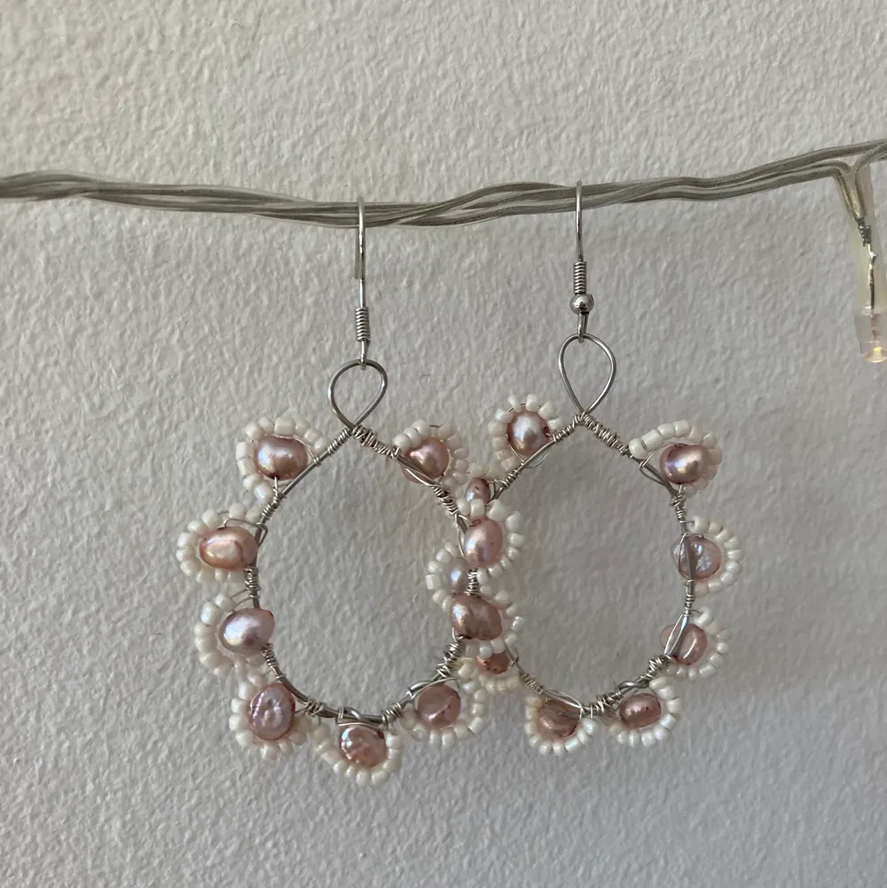 Superfina örhängen med rosa stenar och vita pärlor runt!. Accessoarer.