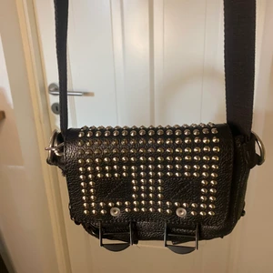 Zadig Voltaire väska - Söt liten Zadig Voltaire väska. Går att ta bort kjedjan och ”lägga” den i väskan. Använd, men fortfarande i bra skick. ❤️❤️❤️ köpt för ca 2500 kr