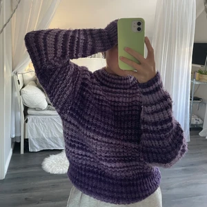 Stickad tröja - PLAGGET ÄR JUST NU UNDER BETALNING Säljer denna tröja från Zara, köpt förra året från plick, känner att jag använder den för lite så någon annan kan få användning för den istället! Observera att den är i använt skick, men fortfarande väldigt fin. Köparen betalar för frakten och katt finns i hem 🤎 Tröjan är lite ljusare än på bilden.