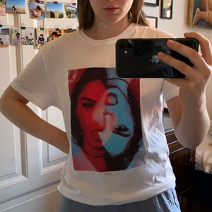 T-shirt med tryck, storlek S - T-shirt från Carlings som jag knappt har använt. Den är i fint skick! Passformen är rak och den är ganska stor i storleken. Materialet är mycket skönt!