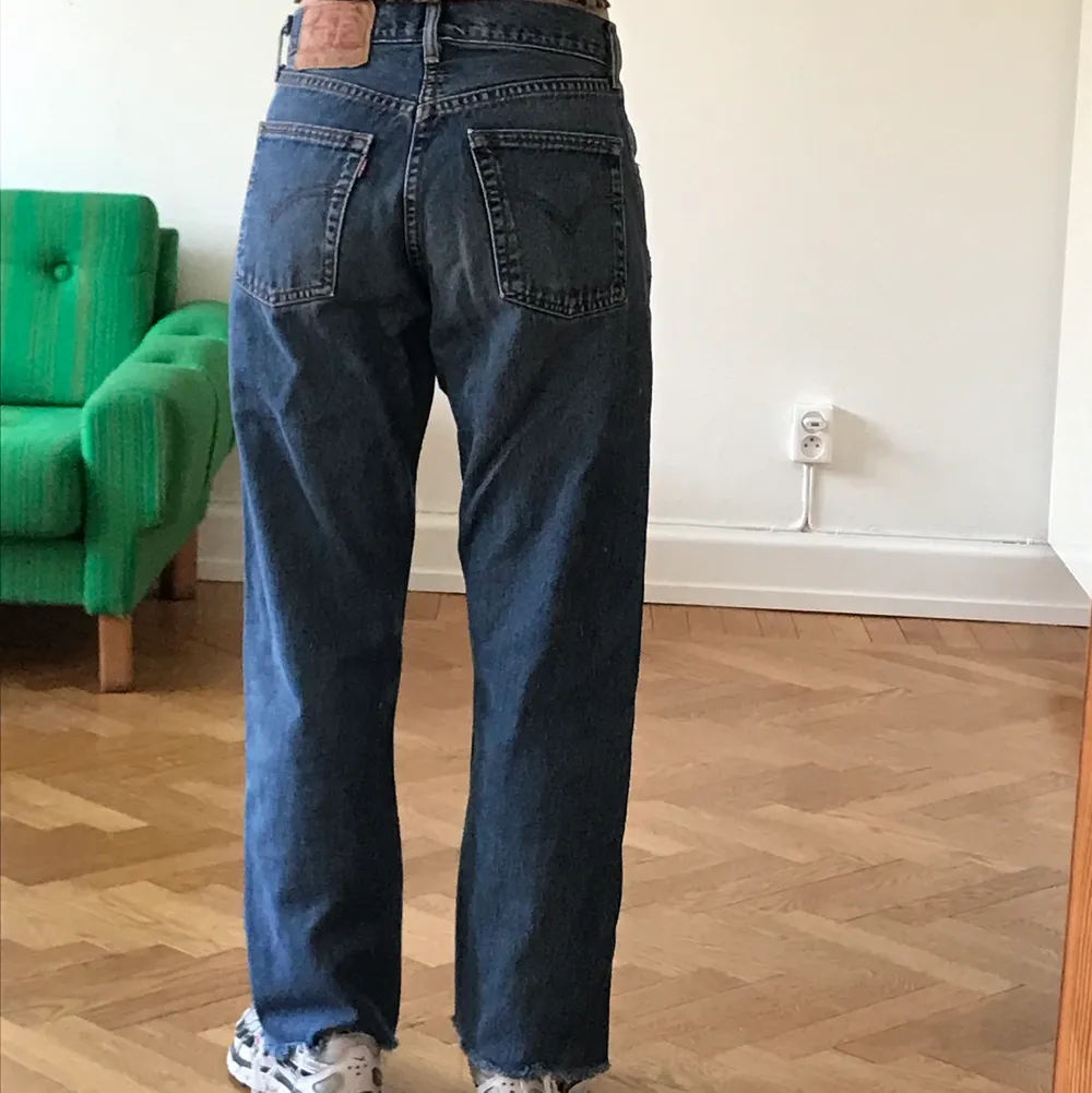 Väldigt sköna och snygga Levis jeans i klassisk blå denim-färg. Byxorna har lite boyfriendfit och de är avklippta nertill så de är snyggt fransiga nertill. Jag är 162 cm! Säljes pga platsbrist! . Jeans & Byxor.