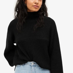 Stickad tröja - Supermysig svart stickad tröja från Monki, använd ett fåtal gånger! 