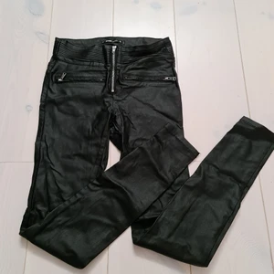 Byxor i konstläder/låg midja - Fint skick. Konstläder. Skönt material med mycket stretch. Låg midja. Strl S. 