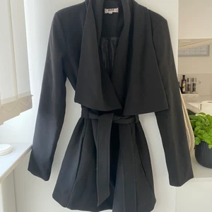 Svart kappa  - En svart kappa med knyte i midjan. Längden är precis över rumpan för mig som är 164. Storlek S. Köpt från DM butiken på emporia, Malmö (numera Dennis Maglic) för nåt år sedan. Inte använd allt för mycket men väldigt skön. Inte fodrad så är bra för för lager på lager. 