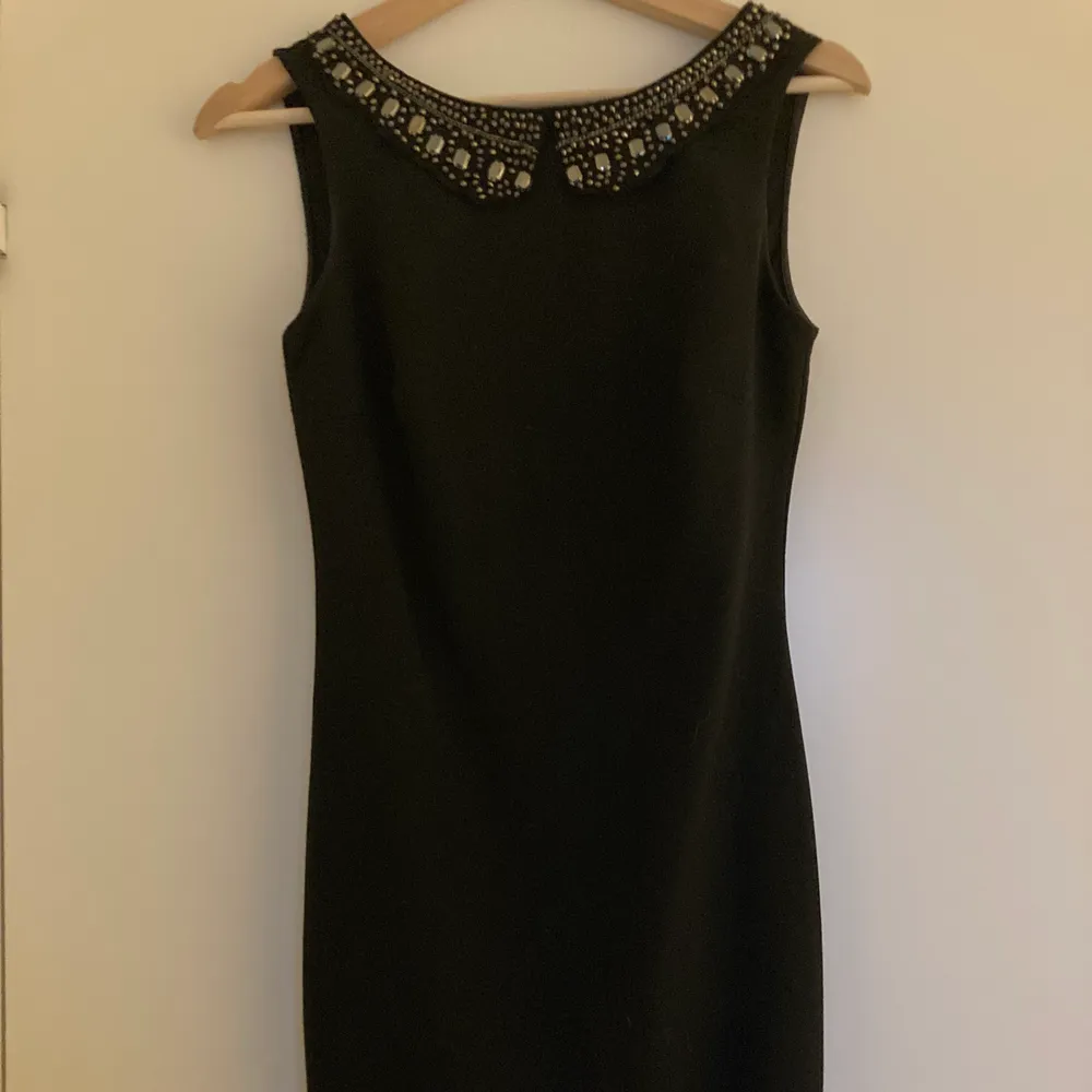 Size small, short dress with V on its back. In very good condition. Klänningar.