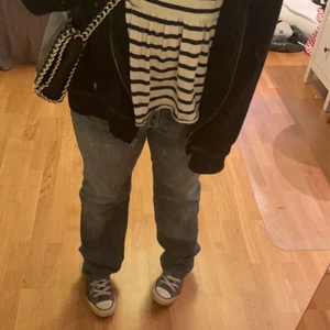 Zara randig tröja Storlek M - Säljer denna as snygga tröja ifrån zara. Använder inte tröjan så mycket och vill därför sälja den till någon som gillar den mer. Väldigt populär och Stockholmsstil. Säljer tröjan för 90 kr eller köp direkt för 110 kr❤️🥰