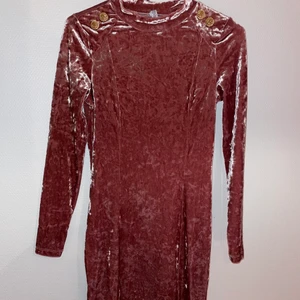 Chiara Forthi klänning från Bubbleroom - Passar till storleken men tycker dock själv att den är lite tajt i armarna på mig. Enbart använd en gång.