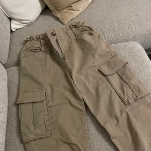 Cargobyxa - Cargobyxor med hög midja från H&M, aldrig använda. Pris är inklusive frakt 